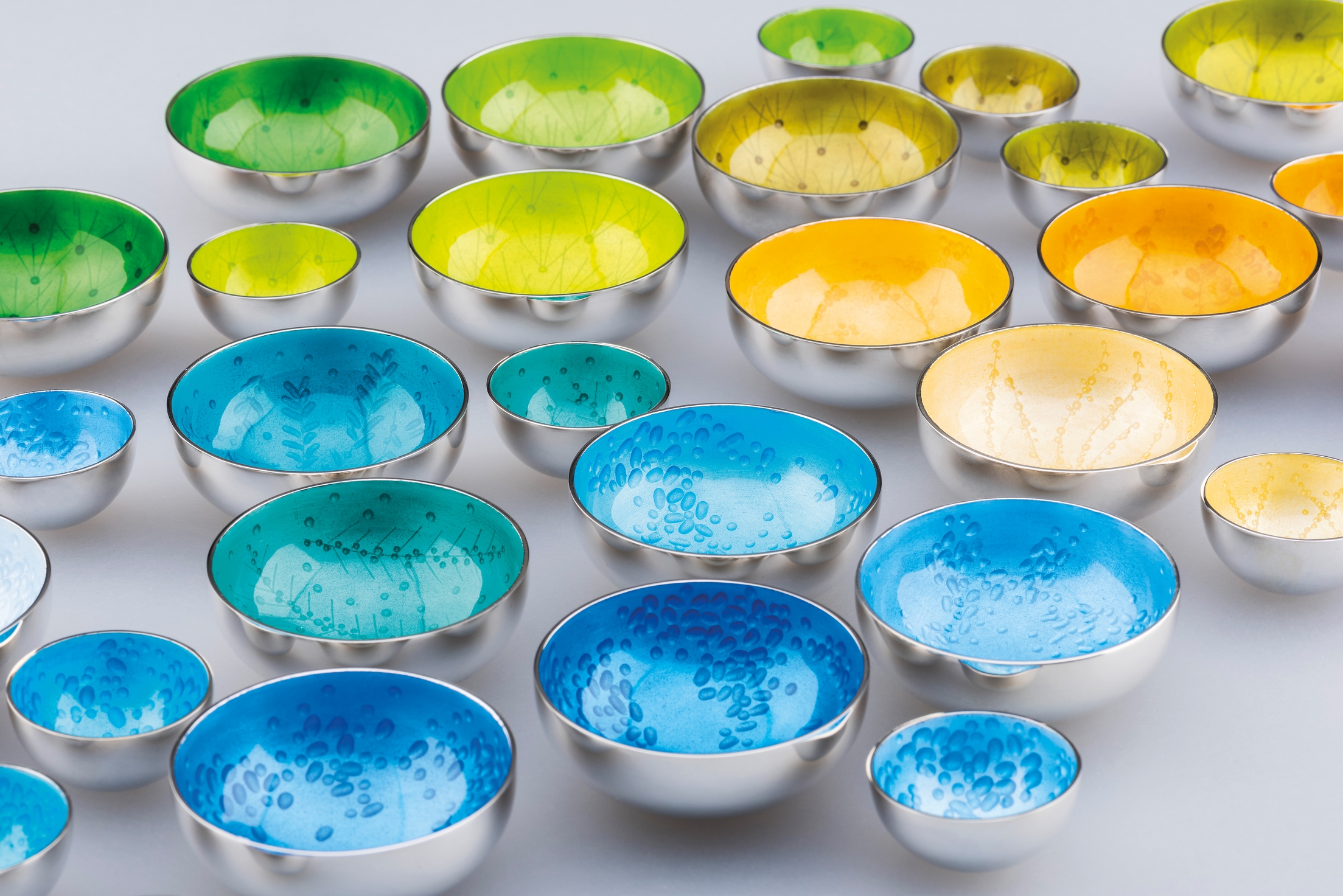 Cara Murphy, Spectrum, 2020, (part of group of 34) – Sterling silver, enamel, ø30mm & ø50mm, © photo: David Pauley