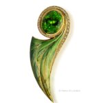 Henn of London Brooch/Pendant in 18ct yellow gold with 20.21 ct peridot and diamonds (E/F-vvs) 1.17 ct.