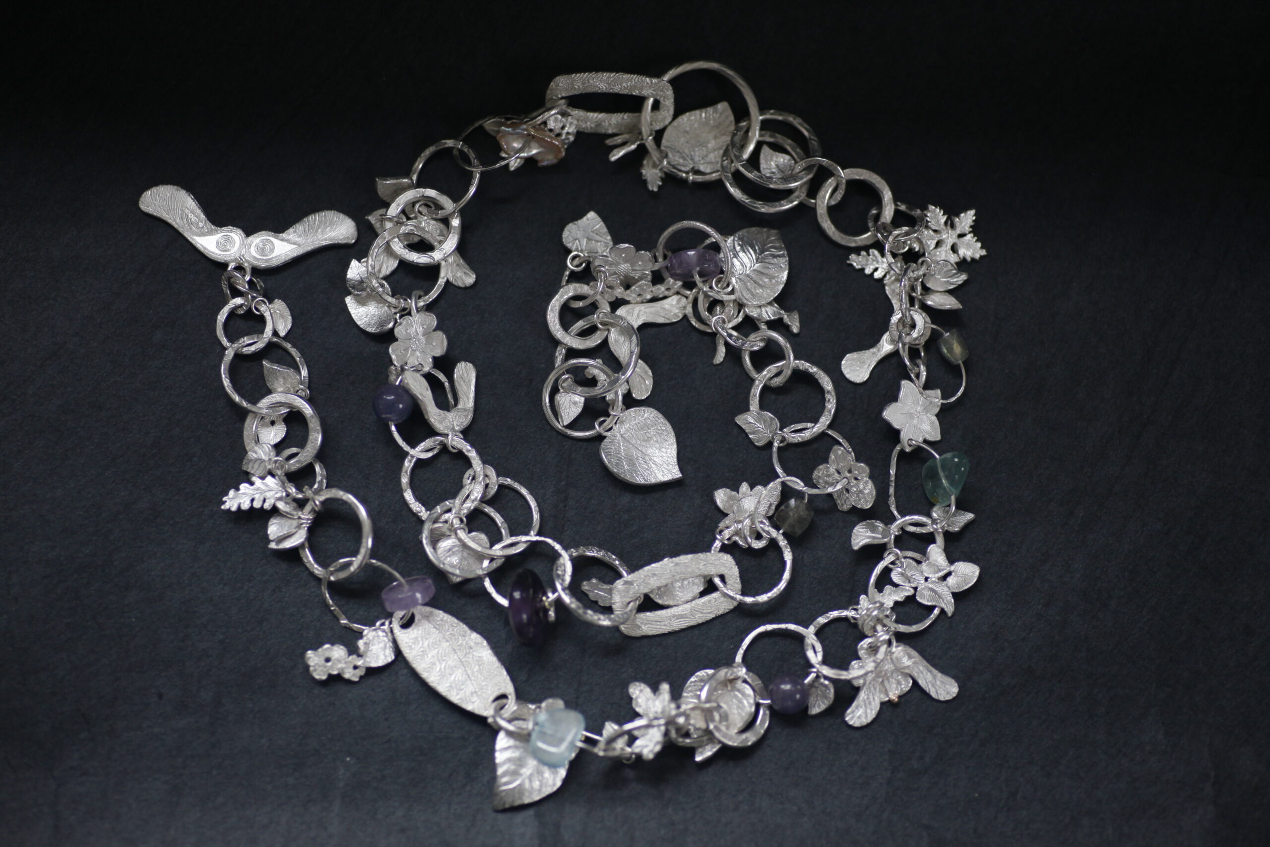 Walk in the Woods necklace with gems (fluorite, aquamarine, sapphire, labradorite), 2018, L 70 cm © Philippa Swann