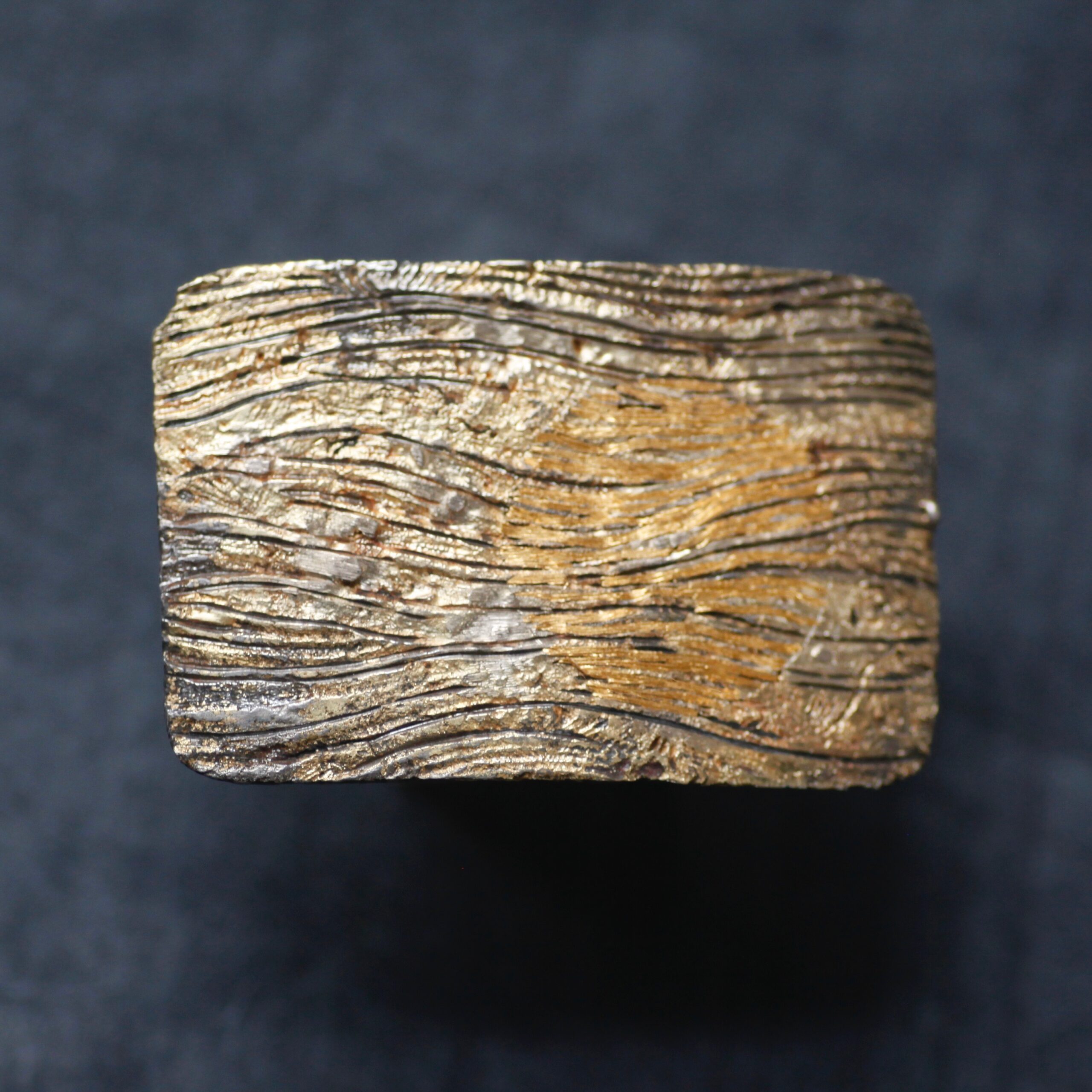 Iron and Gold Landscape Buckle, 2018, Damascus iron and gold, engraved, H4.1 x W 6.2 cm © Philippa Swann