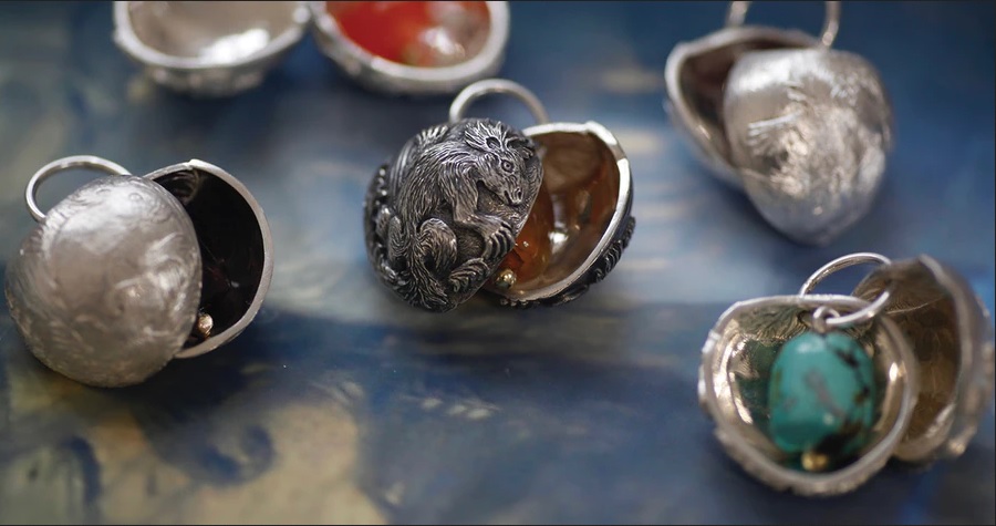 Nut Squirrels with gemstones (turquoise, yellow opal, orange carnelian), 18 ct gold, 2018, H 3 x W 2 cm © Philippa Swann